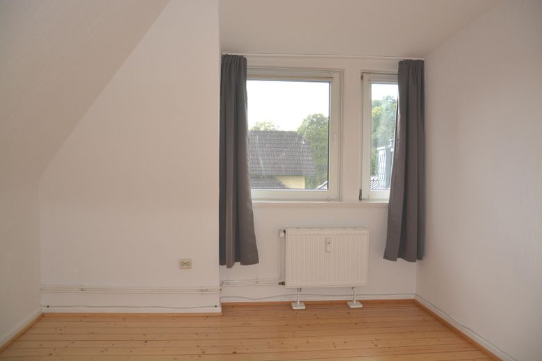 2,5-Zimmer-Dachgeschoss-Wohnung – Wohnzimmer mit Fenster