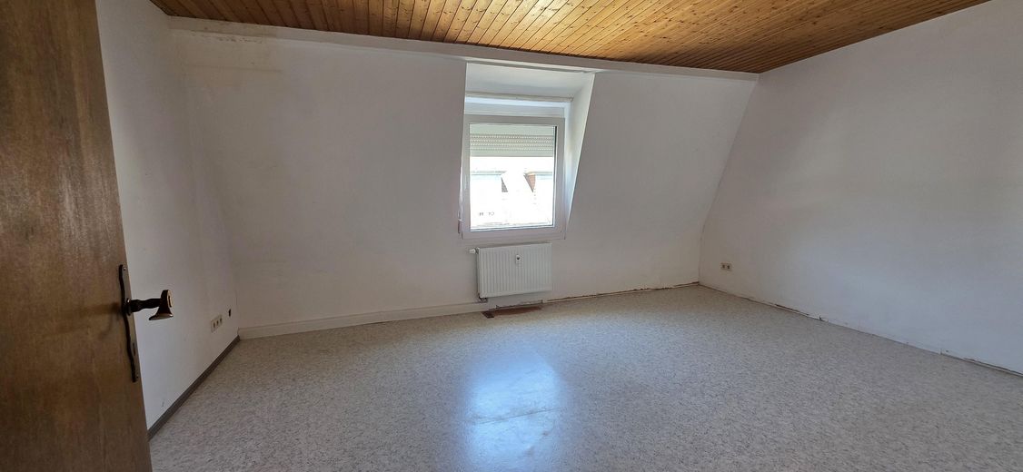 Ampio appartamento mansardato di 4 locali a Pforzheim-Brötzingen, circa 110 m², edificio residenziale plurifamiliare ristrutturato – Schlafzimmer 1