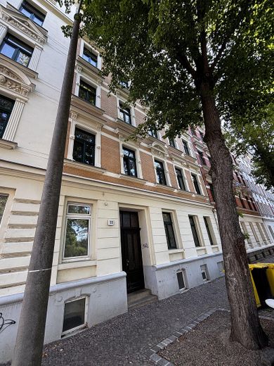 Luminoso appartamento di 3 locali con ascensore, nuova cucina componibile e bagno rinnovato – Fassade Plaußiger Straße