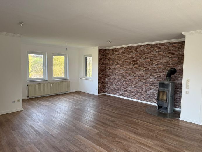 Mehrfamilienhaus/ Generationenhaus mit großem Grundstück – Wohnzimmer EG