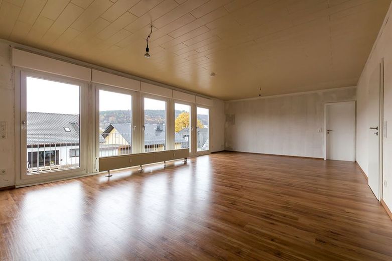 Gebotsverfahren: Modernisierungsbed., teilvermietetes
3-Familienhaus in ruhiger Lage von Höchst – V739-2414-11
