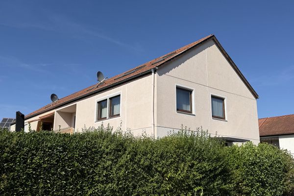 Casa bifamiliare in zona residenziale tranquilla