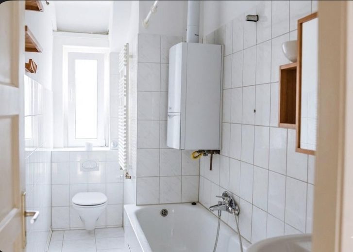 Exklusive 3-Zimmer-DG-Wohnung mit Einbauküche in Wiesbaden – Foto 2