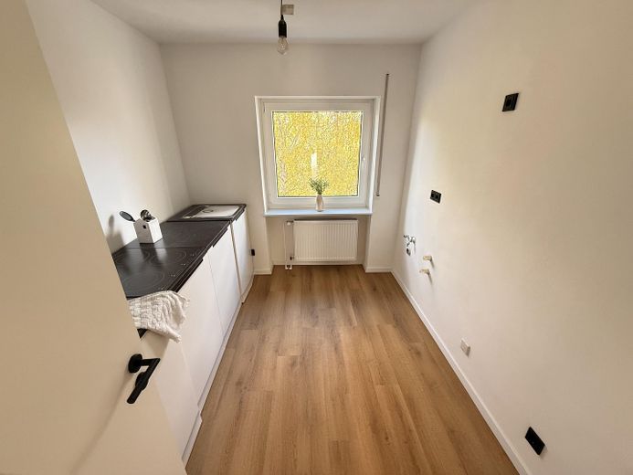 ERSTBEZUG - Vollständig sanierte 3-Zimmer-Wohnung mit Loggia und ca. 4 % Mietrendite in Nbg-Zabo – Küche