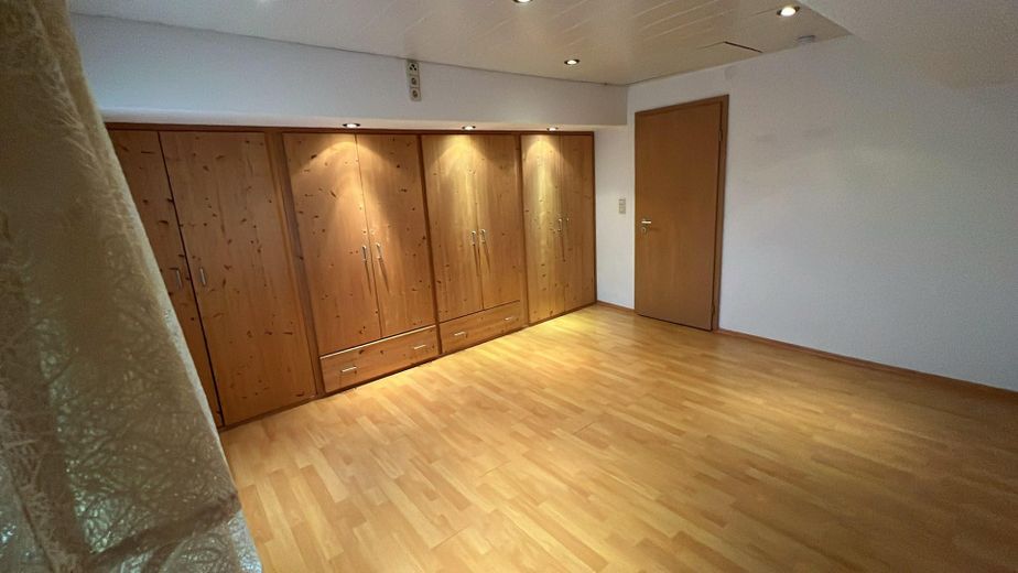 Großzügige teilmöblierte 4-Zimmerwohnung mit Balkon & EBK – Schlafzimmer1