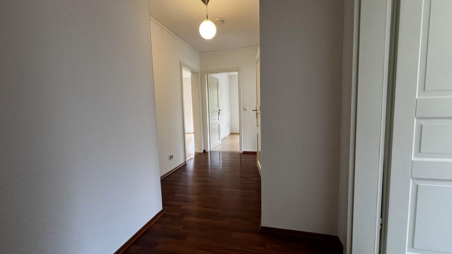 Ruhige 2-Zimmer Wohnung in grüner Lage mit 2 Terrassen – Flur
