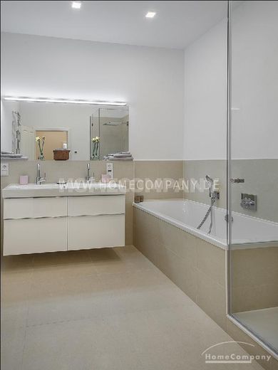 Kernsanierte und hochwertig möblierte 4-Zimmer-Wohnung mit Balkon – 214130921bf99f11264ab7d16c17ea8819d80ef4.jpg