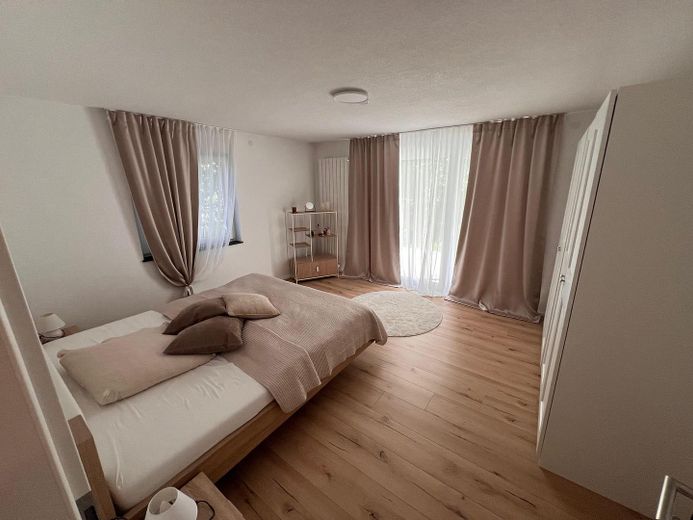 Exclusive house with a separate apartment in a quiet location on the edge of the forest in Tuttlingen – Schlafzimmer 1 UG