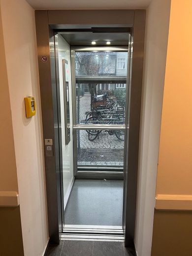 Kernsanierter Altbau mit Aufzug im 3. OG: 2 Zimmer, Designküche & Einbauschränke & Vorhänge nach Maß – Foto 20