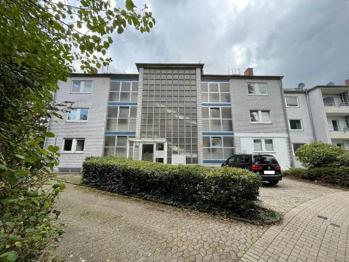 Möblierte 1-Zimmer-Wohnung mit EBK in Düsseldorf-Holthausen – Direktbus zur HHU – Hauseingang