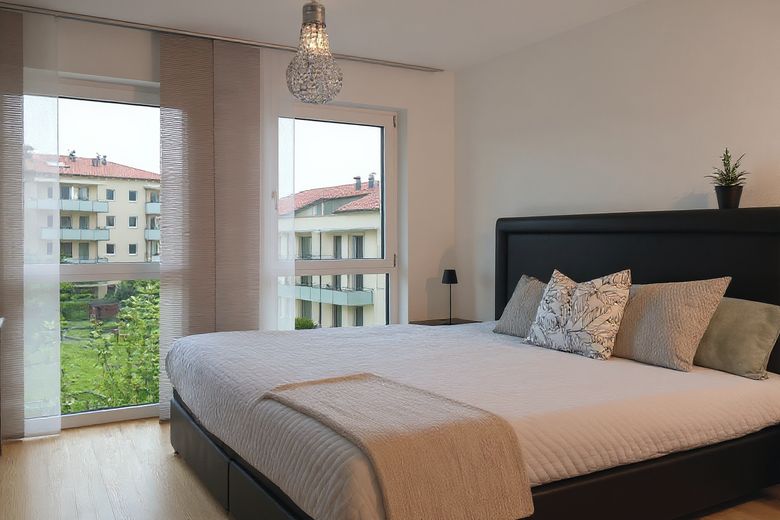 4-Zimmer-Wohnung mit Balkon und Fußbodenheizung in Augsburg – Schlafzimmer mit Grünblick