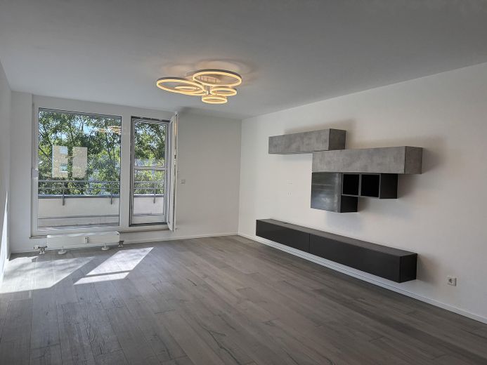 Renovierte 4-ZKB mit Terrasse und Balkon ins Grüne, EBK, 2 Stellplätze – bezugsfrei, provisionsfrei – Wohnzimmer