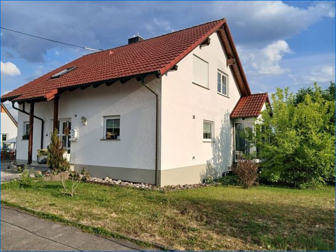 Charmantes Einfamilienhaus mit Wintergarten, Kachelofen, großer Terrasse und Garten in Eigeltingen! – Foto 1