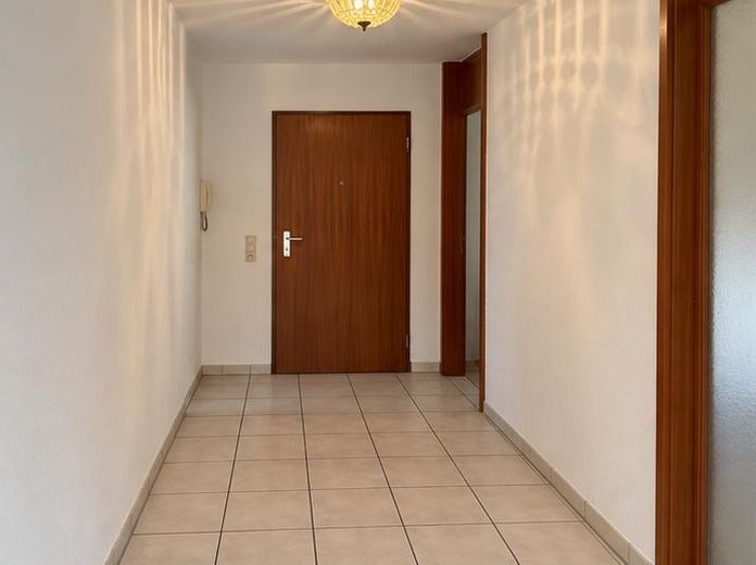 3-Zi-Gartenwohnung mit Terrasse und TG – ab sofort frei – Flur aktuell