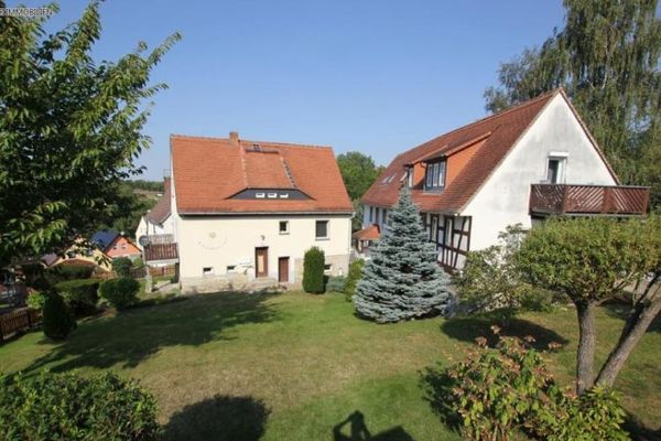 Historisch wohnen in Pölzig. Gemütliche 2 Raum Wohnung mit großen Mietergarten und Single-Küche