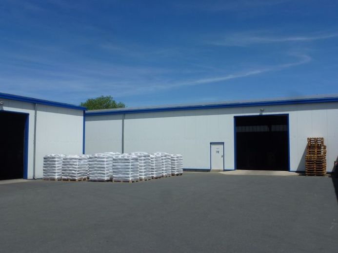 Großzügige Lagerflächen: wärmegedämmte Kaltlagerhalle mit elektr. Rolltoren (ca. 800 m²) & Freilagerfl. (ca. 570 m²) – Foto 1