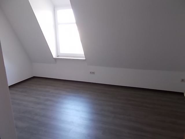 Große DG 2-Zimmer mit Balkon, Laminat, 2x Abstellraum und Wanne in idyllischer Lage! – DSCN2011
