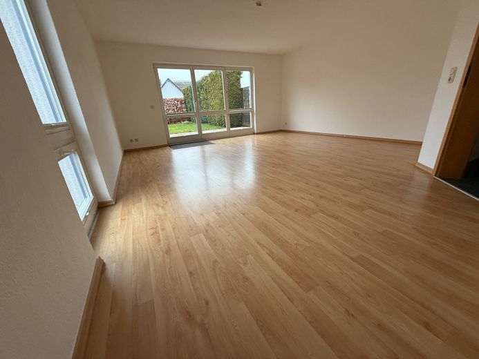 झील के किनारे शांत आवास: 17111 Sommersdorf में बगीचे वाला सुंदर पंक्ति-घर – Wohnzimmer ohne Möbel
