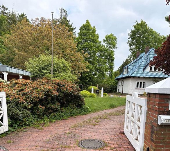 5059m² Baugrundstück (teilbar) mit zauberhaftem, kleinem Haus! – Einfahrt