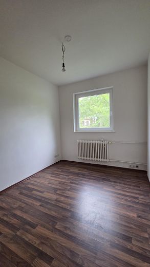 Rarität für Wassersport- und Naturfreunde in Gatow - Wohnen mit direktem Wasserzugang zur Havel – Blick in kleines Schlafzimmer 