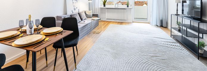 Helles Wohnzimmer mit Balkon