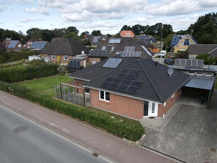 Casa unifamiliare a Schwabstedt, con impianto fotovoltaico, accumulo e solare termico – Luftansicht
