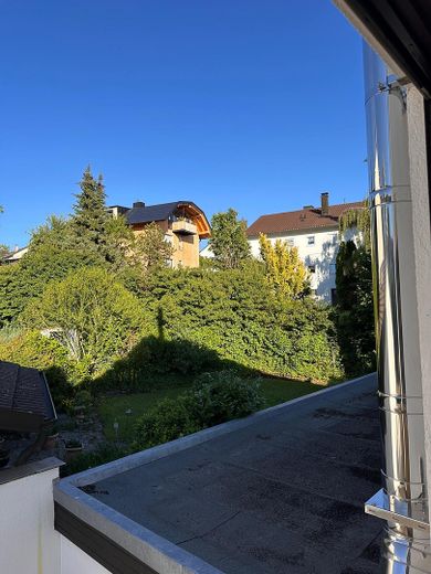 appartamento mansardato ristrutturato di 2 locali in zona tranquilla – Blick aus dem Fenster ins Grün