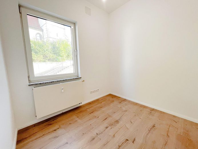 Hochwertiges Wellness-Bad - Komplett Saniert - Zentrale Lage in Ilsfeld - Inkl. EBK & Stellplatz – Helles Zimmer mit Fenster