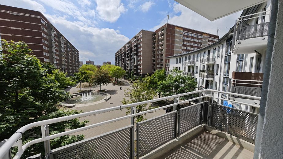 عائد فعلي 5,4%، شقة من غرفتين مجددة مع شرفة، مطبخ مدمج وموقف سيارات – Blick vom Balkon
