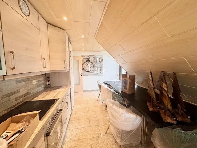 High-quality renovated 3-room apartment with balcony and new fitted kitchen – Neue Einbauküche