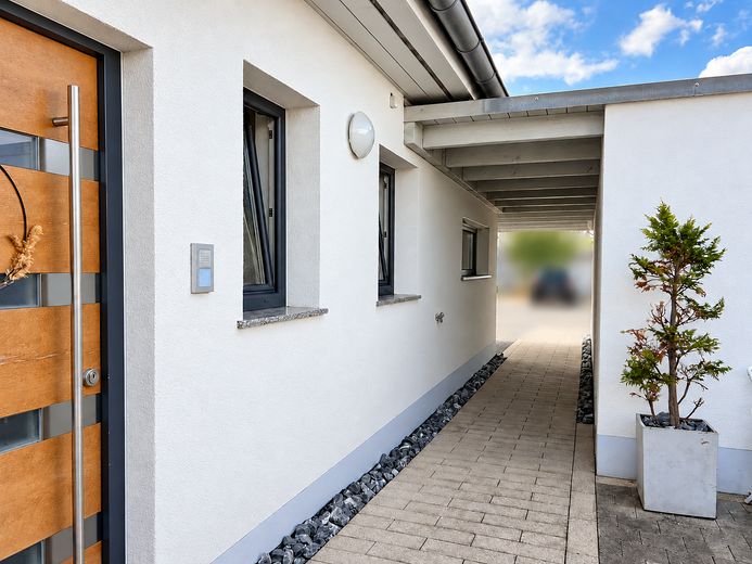 Winkelbungalow mit Sonnenterrasse und großzügigem Wohnambiente – Eingang 1