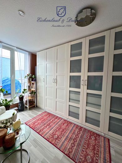 Attraktiv vermietete 3-ZKB Maisonette: Terrasse, Stellplatz, saniert mit neuem Dach und Fenstern – Schlafzimmer 2 2.OG