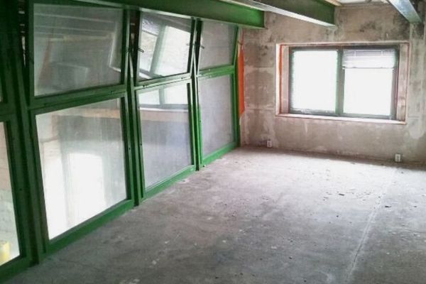 Terrain commercial de 28.121 m² avec halle & 11.000 m² de surface en béton à Weißenfels