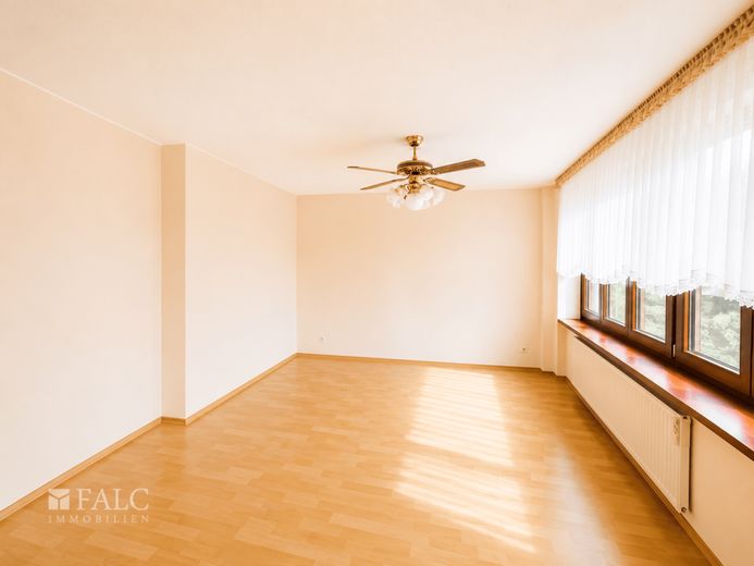 Gepflegte 2-Zimmer-ETW mit Balkon, Stellplatz und EBK - ideal für Eigennutzer und Kapitalanleger – Wohnzimmer