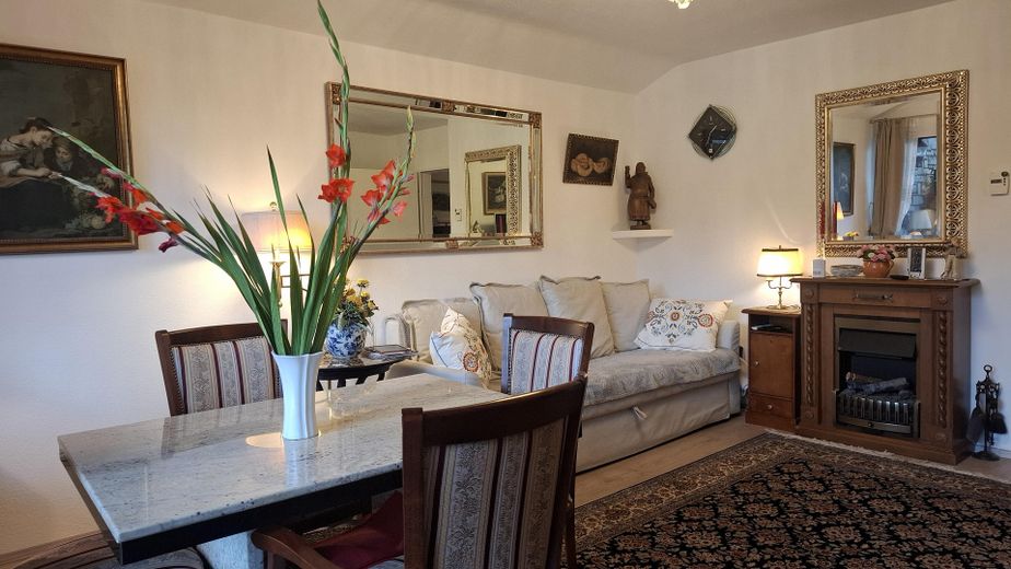 Beautiful apartment in the Chiemgau with mountain panorama and swimming pool/sauna – Wohnzimmer