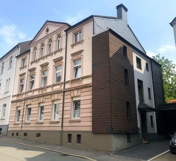 3-Fam.-Haus mit Wintergarten, großer Süd-Garten, viel Nutzfläche, erneuerbare Energien, Doppelgarage – Vorderansicht