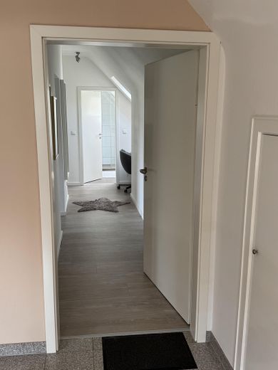 Vendita da privato - casa bifamiliare/casa multigenerazionale su terreno in diritto di superficie a Kaarst Mitte – Flur Eingang 1. OG