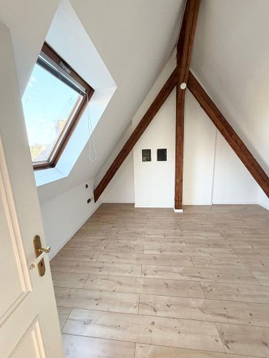 APPARTAMENTO MAISONETTE DI 2,5 LOCALI SFITTO in elegante edificio d’epoca | TERRAZZA SUL TETTO | Garage doppio – Zimmer oben