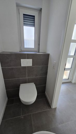 Derede yaşamak - bahçeli ve yeşilliğe bakan aile için modern yeni yapım sıra evi – Gäste WC im EG