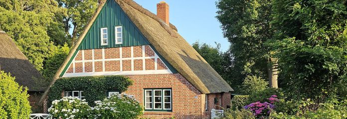 Von privat: Modernisiertes historisches Reetdachhaus in idyllischer Lage – Straßenseite