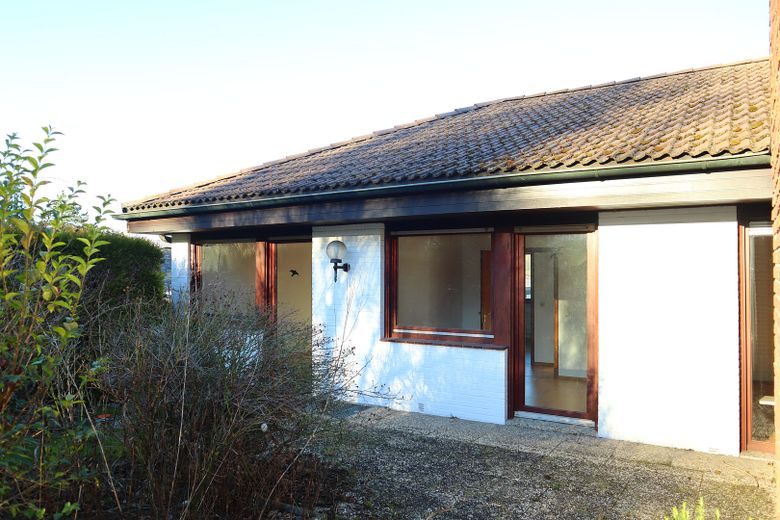 Großzügiges Einfamilienhaus mit Traumgrundstück und Taunusblick – Außenansicht