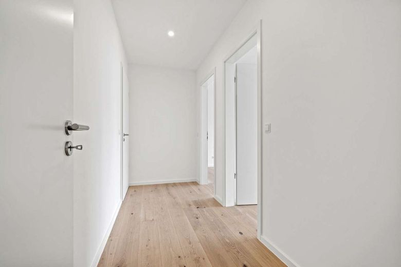 SENSATIONELL! Helle 3-Zimmer Garten-Wohnung mit schöner Terrasse und kleinem Garten – Flur und Bindeglied zu den Zimmern...