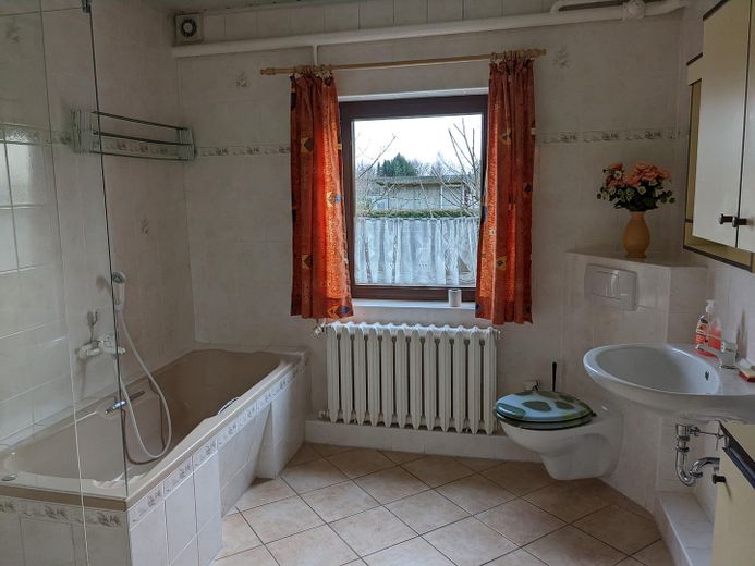 Bad mit Dusche und Badewanne 