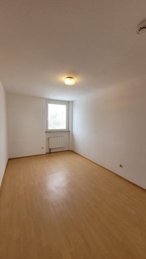 Renovierte 3 Zimmer Wohnung mit Einbauküche – Schlafzimmer 1