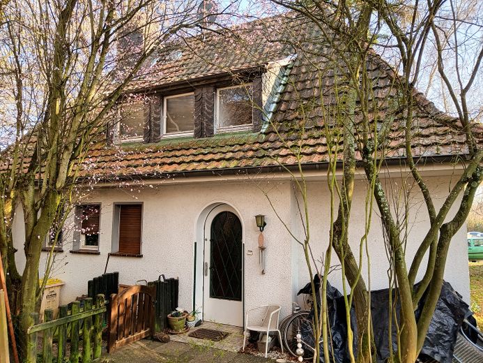 Provisionsfrei:schönes,großes Grundstück mit EFH in TOP-Lage für langfristig planende Interessenten! – Foto 1