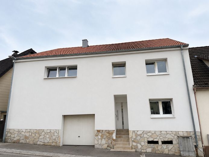 Erstbezug: Ein-Zweifamilienhaus mit Garten, 3 Bädern und 7 Schlafzimmern in Tairnbach – Foto 2
