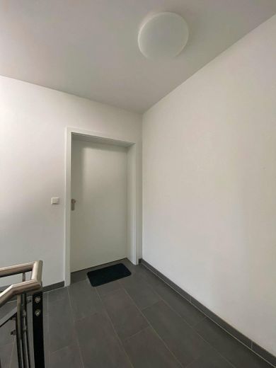 Neuwertige 3-Zimmer-Eigentumswohnung in Straubing – Wohnungseingang