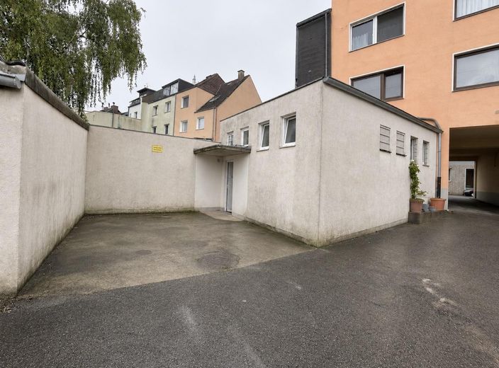 Parkplatz und Eingang