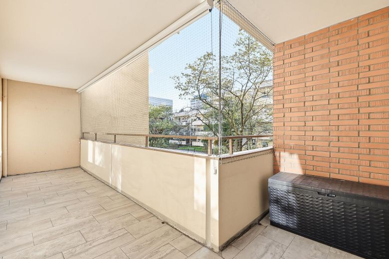 Luminoso appartamento di 2,5 locali con ampio balcone esposto a sud-ovest e cucina componibile – Balkon 2
