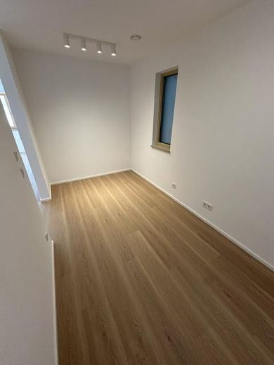 Neubau - Erstbezug - Niedrigenergiehaus - Wunderschöne 1 ZW inkl. EBK, Stellplatz, ca. 42m² Wfl. – Schlafnische